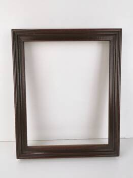 Ciemno-brązowa rama do obrazu z jaśniejszym brązem widocznym w przetarciach