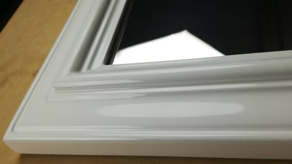 Lustro w białej ramie na wymiar