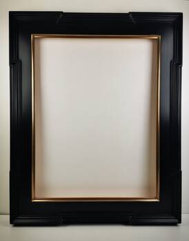 Widok całej ramy Casina 2 w wersji złota księżycowego 22-karatowego na czerwonej glince. Ciepłe refleksy złota doskonale kontrastują z klasycznym wykończeniem.