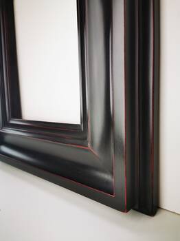 Czarna rama do obrazu z czerwonymi przetarciami