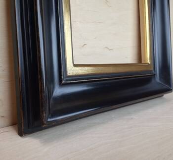 Precyzyjne złocenie 23-karatowym złotem na ramie Vespera – ręczna praca mistrza pozłotnictwa