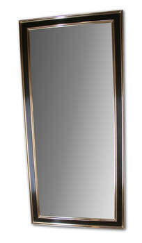 Lustro w złoconej ramie 22K w aranżacji wnętrza – eleganckie lustro do salonu lub łazienki.