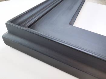 detal narożnika szerokiej czarno-szarej ramy do obrazu o matowym wykończeniu