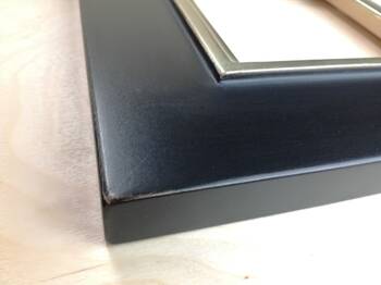 Rama lustra z przetarciami na krawędziach