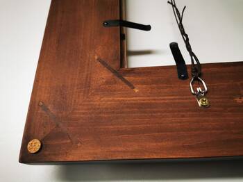 Praktyczne blaszki do łatwego montażu obrazu w pozłacanej ramie