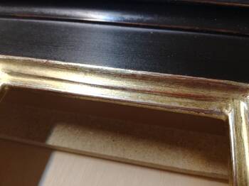 Czarna rama do obrazu złocona białym złotem płatkowym, patyna na złocie.