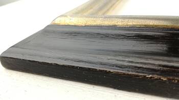 Rama do obrazu Argentia w świetle naturalnym – efekt srebrzenia i ręcznego malowania z patyną w odcieniach czerni i brązu.