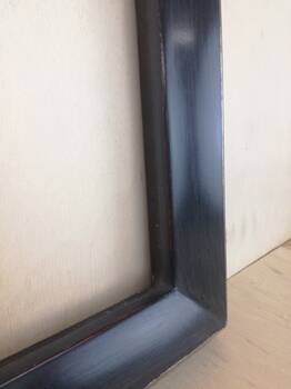 Zbliżenie na narożnik ramy – złocenie i struktura powierzchni
Subtelne połączenie złocenia na wodę i malowania pędzlem, widoczne na ręcznie wykonanej ramie.