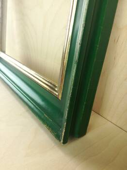 Lustro w zielonej ramie złoconej złotem płatkowym