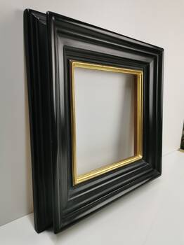 Zbliżenie na detale ramy do obrazu z żółtym złotem płatkowym 23 karat