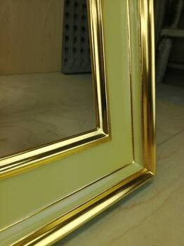 Zbliżenie złoconego brzegu ramy lustra – ręczne złocenie 23-karatowym złotem.