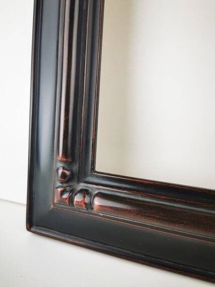 Czarna rama z rzeżbionymi rogami