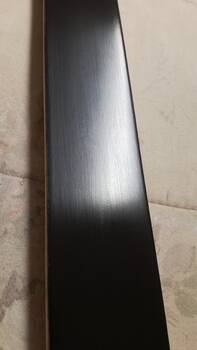 Gładkie czarne boki ramy