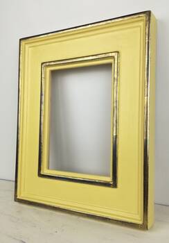 Żółta rama do obrazu pozłacana żółtym złotem płatkowym.