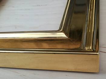 Detal przetartego złota na czerwonej glince – ręczne wykończenie ramy.