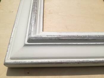 Lustro w stylu vintage, biała rama postarzona, wykonane na wymiar z litego drewna i szkła OptiWhite o grubości 4 mm.