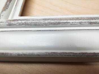 Duże lustro vintage w białej ramie drewnianej na wymiar, z rustykalnymi przetarciami i możliwością montażu w łazience lub salonie.