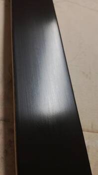 Ściany boczne zewnętrzne ramy są w kolorze czarnym posiadają delikatne ślady pędzla. Boki ramy są ręcznie polerowane woskiem wysokiej jakości.