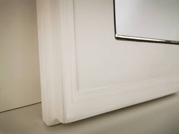 Bliskie ujęcie ręcznie malowanej ramy do obrazów olejnych ze złoceniem na wodę