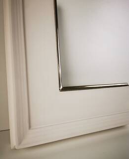 Biała rama do obrazu „Casina 12” – elegancja z ręcznie nakładanym złotem