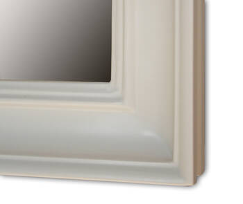 Zbliżenie narożnika ramy drewnianej w kolorze białym kredowym złamanym, ręcznie szlifowana i wykończona woskiem