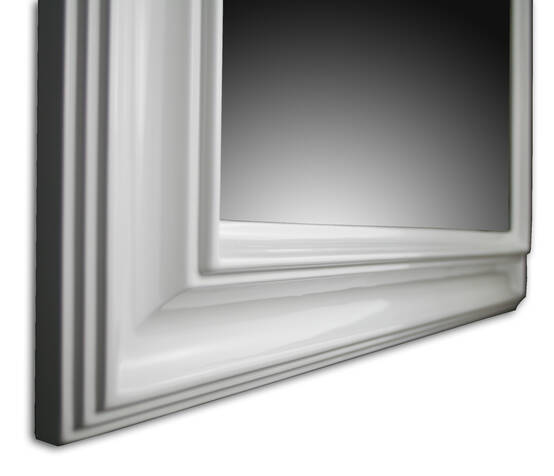 Zbliżenie na narożnik białej ramy do obrazu z perfekcyjnie gładką powierzchnią.