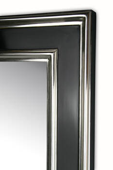 Lustro w czarnej ramie złoconej białym złotem płatkowym.