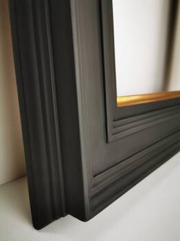 Zbliżenie na detal złocenia ramy Lavinia Mat, wykonane metodą pozłacania na wodę na czerwonym bolusie.