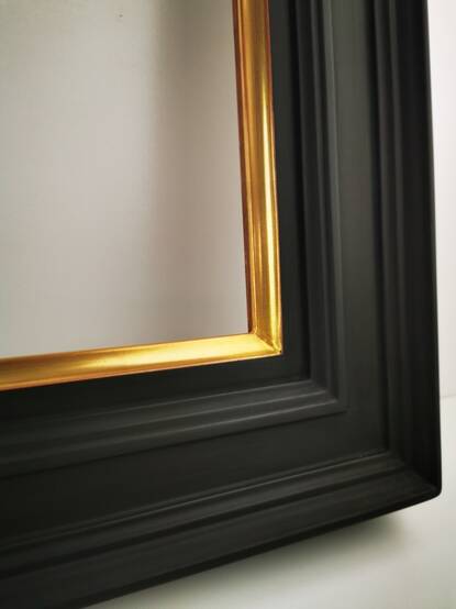 Ręcznie wykonana rama Lavinia Mat, złocona złotem 23 karat na czerwonej glince, z głębokim matowym wykończeniem.
