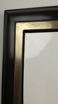 Rama do obrazu pływająca z przykładowym sposobem montażu blejtramu wewnątrz ramy.