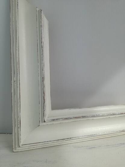 Przecierana biała rama do obrazu shabby chic