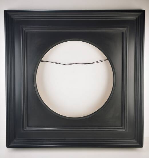 Okrągła rama do obrazu – widok z przodu
Elegancka, drewniana rama do tonda, malowana ręcznie na czarno. Jej klasyczny kształt doskonale podkreśla okrągłe kompozycje malarskie, lustra lub hafty.