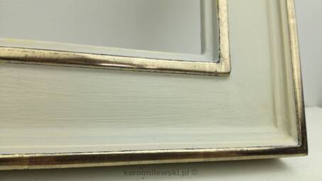 Lustro w szaro złotej ramie z drewna